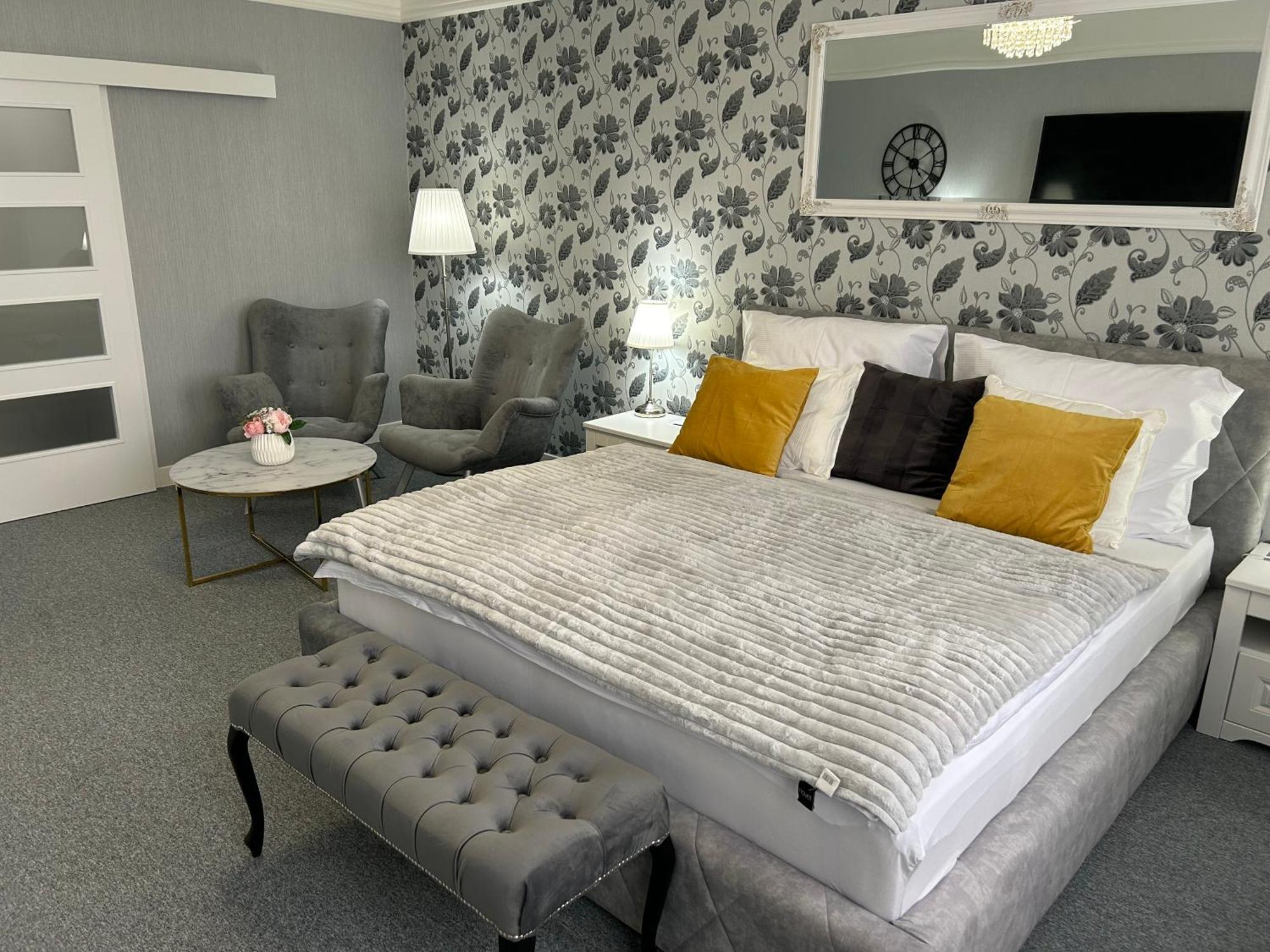 Efipa Glamour Apartments Plzen Ngoại thất bức ảnh